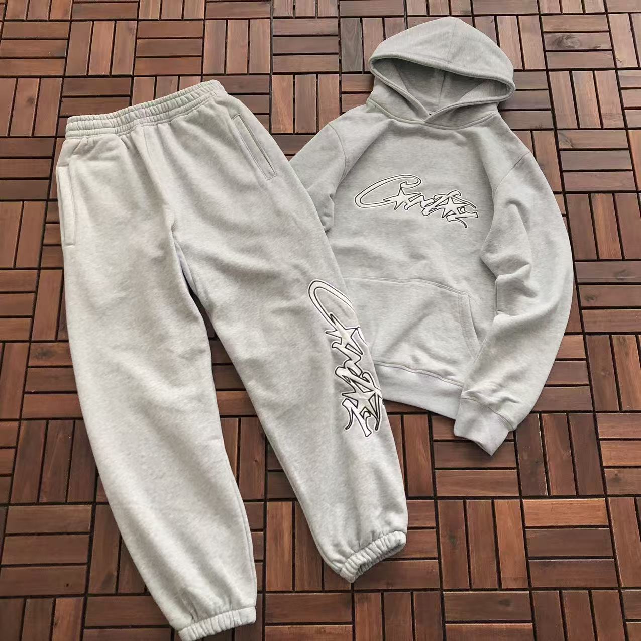 CORTEIZ Conjunto Canguro Fleece Script