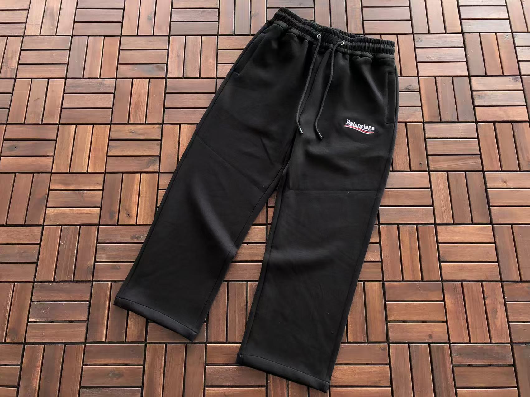 BALENCIAGA Conjunto Canguro Political