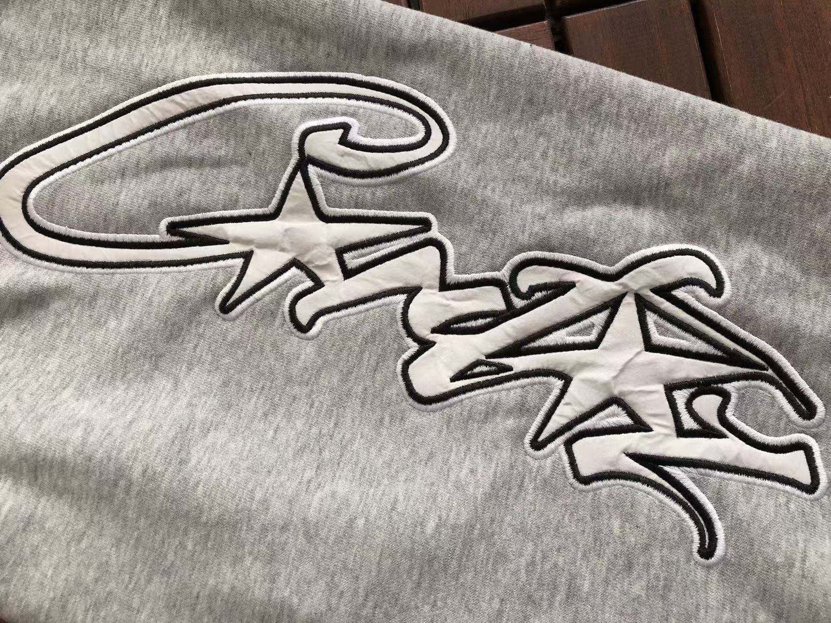 CORTEIZ Conjunto Canguro Fleece Script