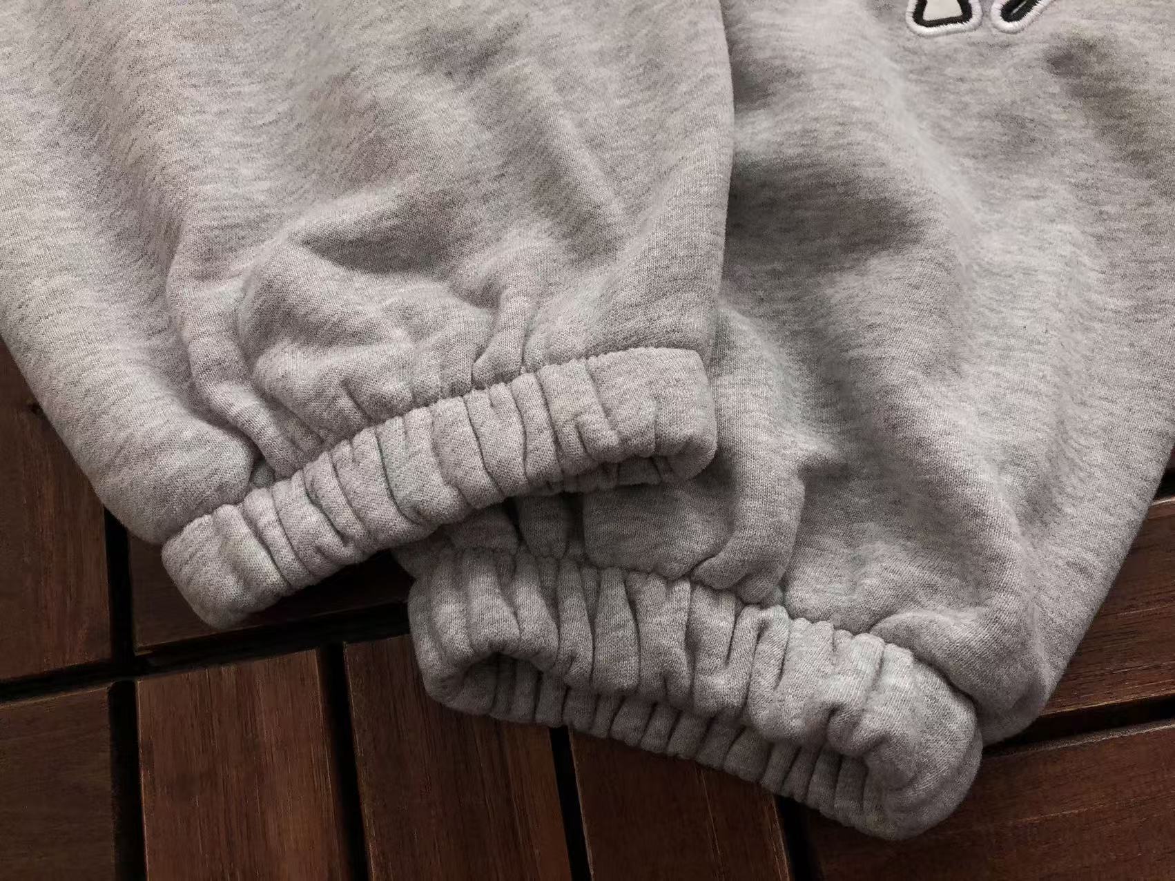 CORTEIZ Conjunto Canguro Fleece Script