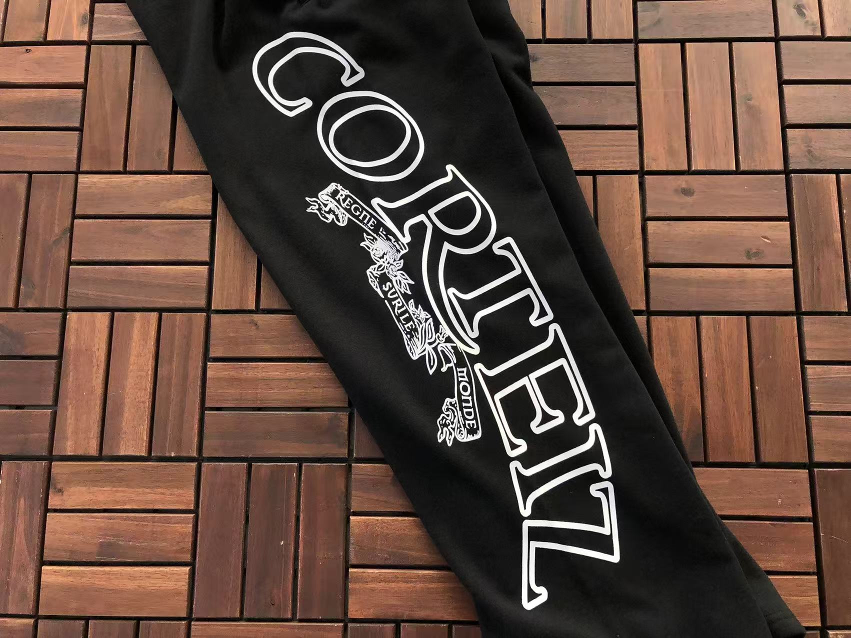 CORTEIZ Conjunto Canguro Fleece Gothic