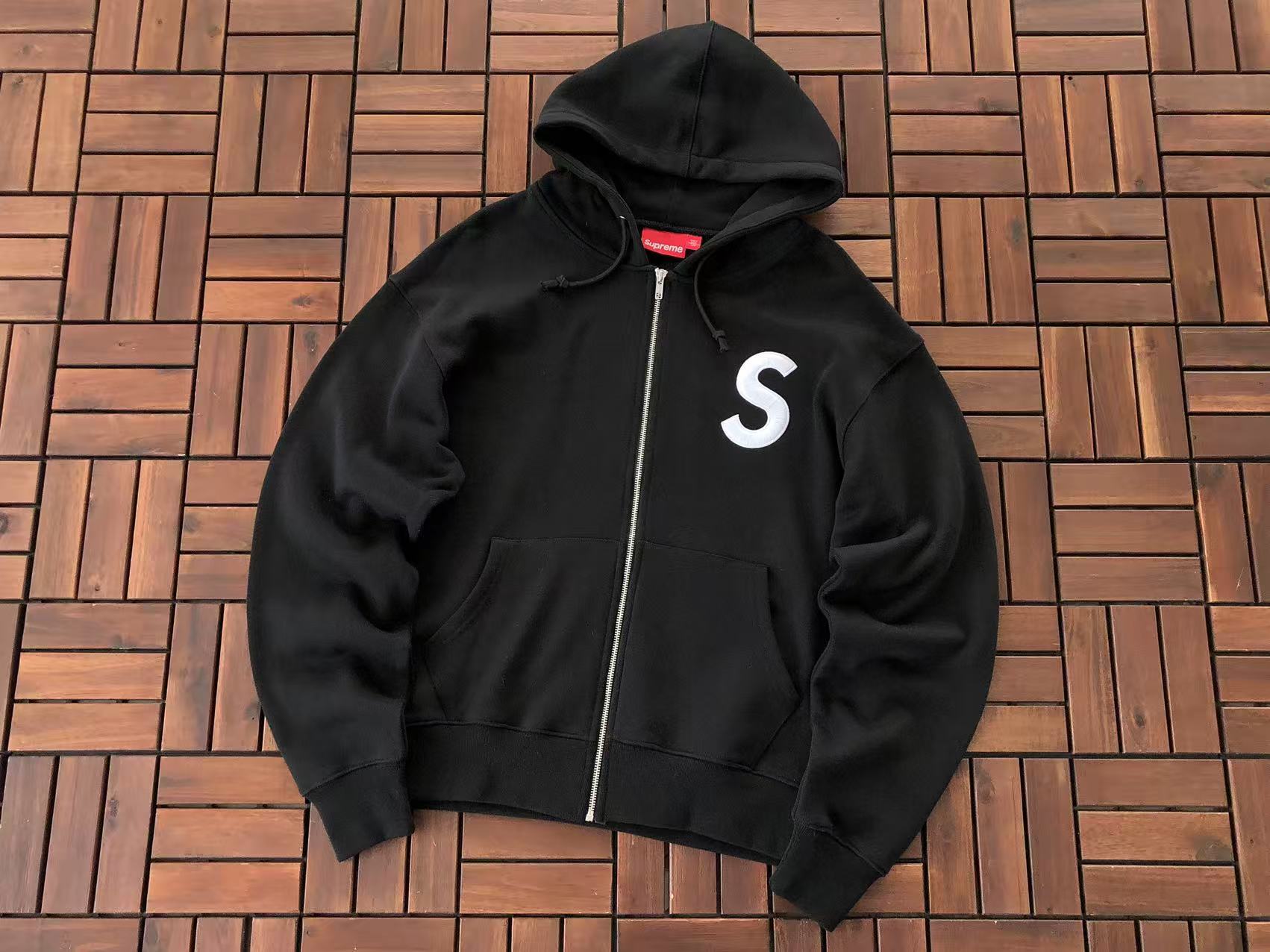Supreme Campera S Logo