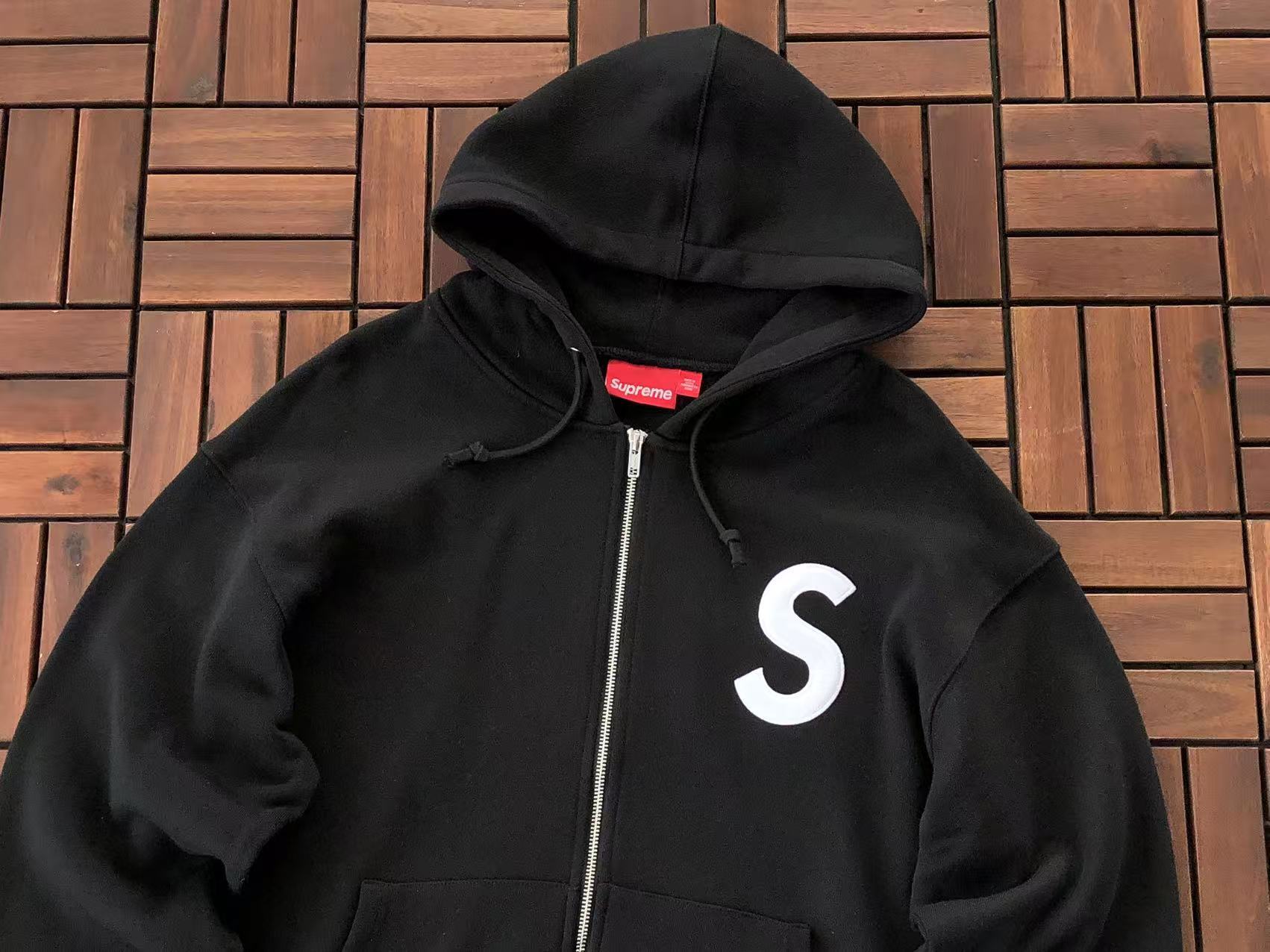 Supreme Campera S Logo