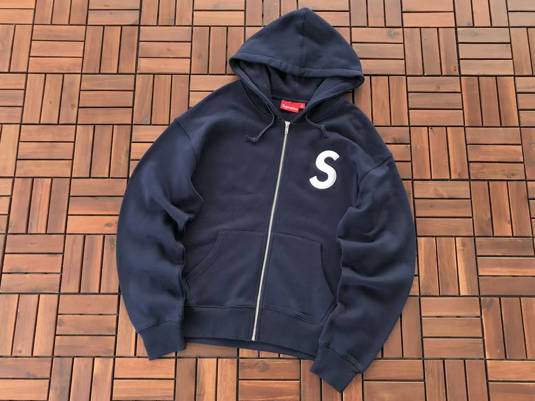 Supreme Campera S Logo