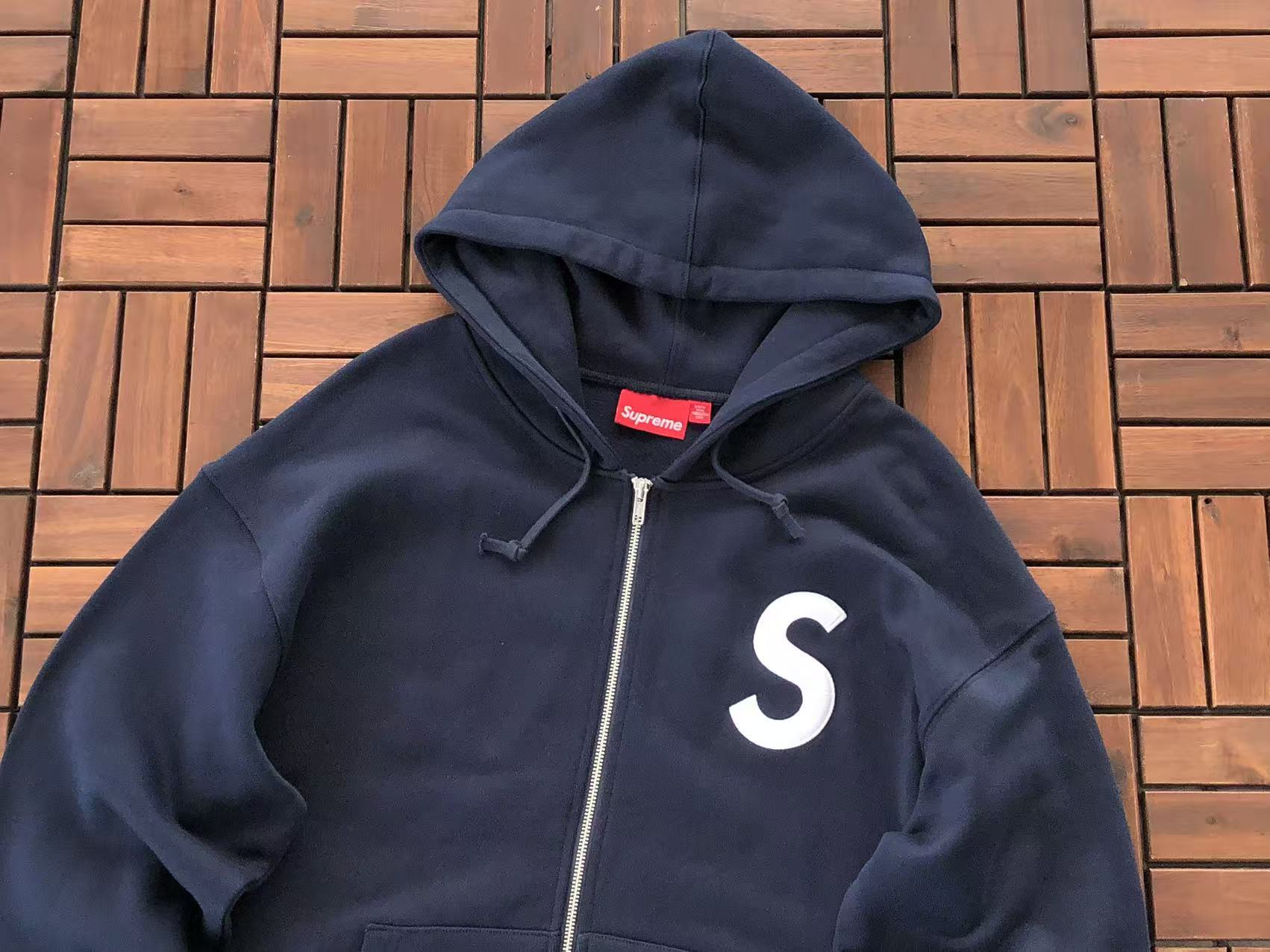 Supreme Campera S Logo