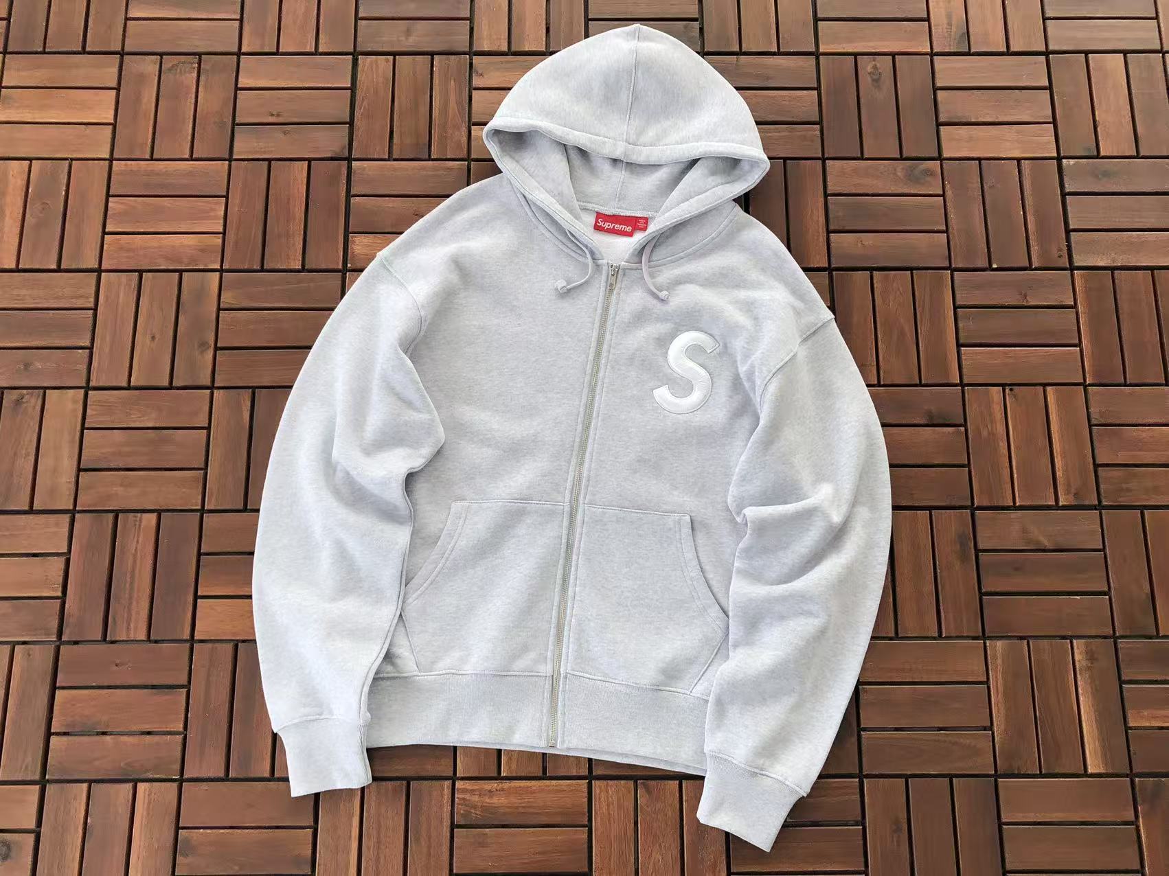 Supreme Campera S Logo
