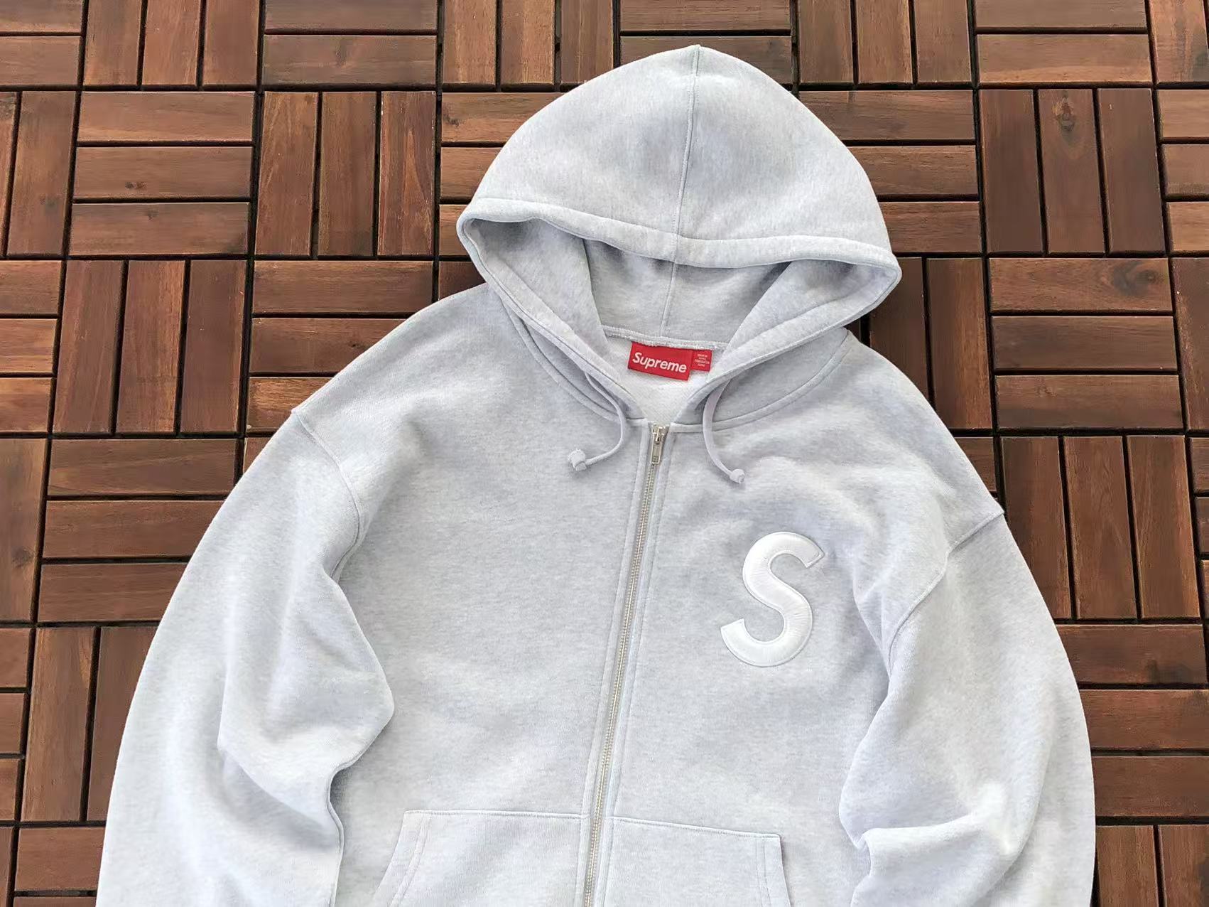 Supreme Campera S Logo