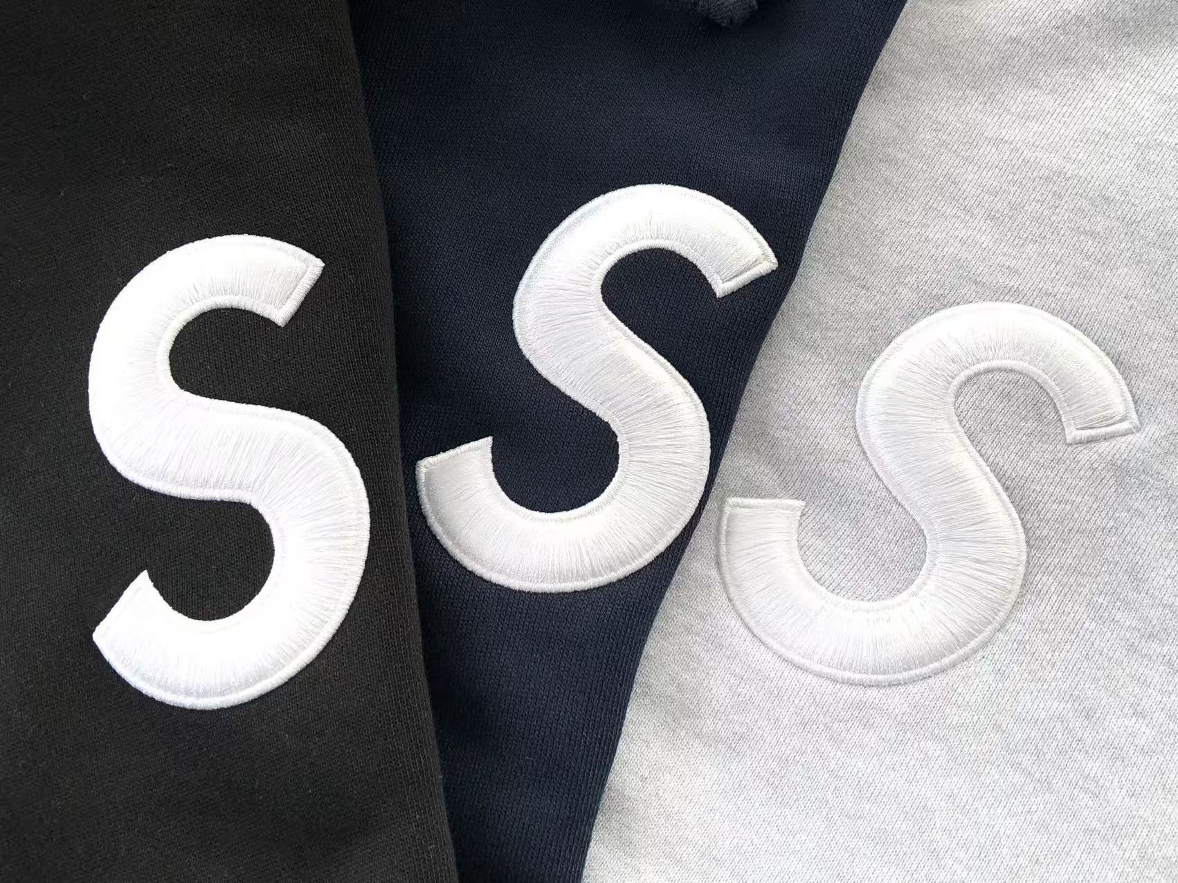 Supreme Campera S Logo